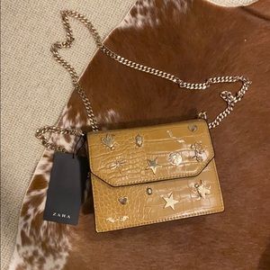 Groc embossed Crossbody bag with gold chain. NWT